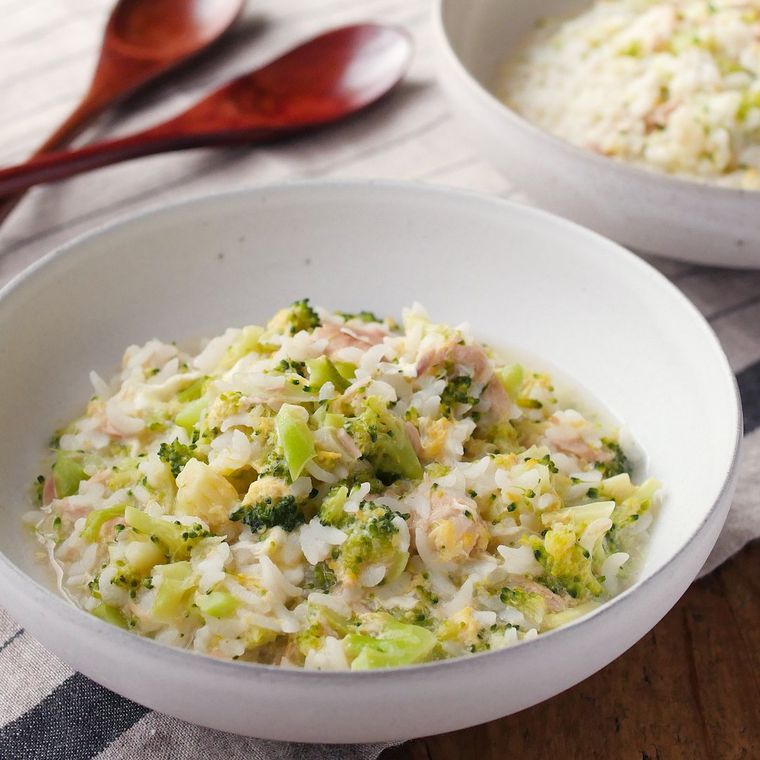 白い深皿に盛り付けられたブロッコリーとツナの雑炊