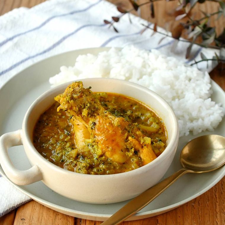 白いスープカップに入ったブロッコリーカレー