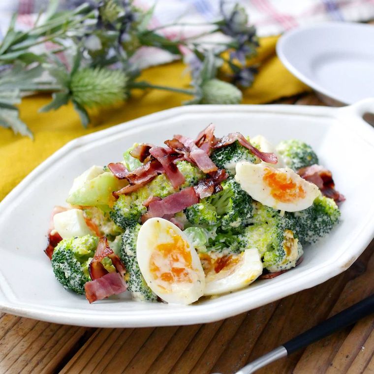 白い皿に盛り付けられたカルボナーラ風ブロッコリーサラダ