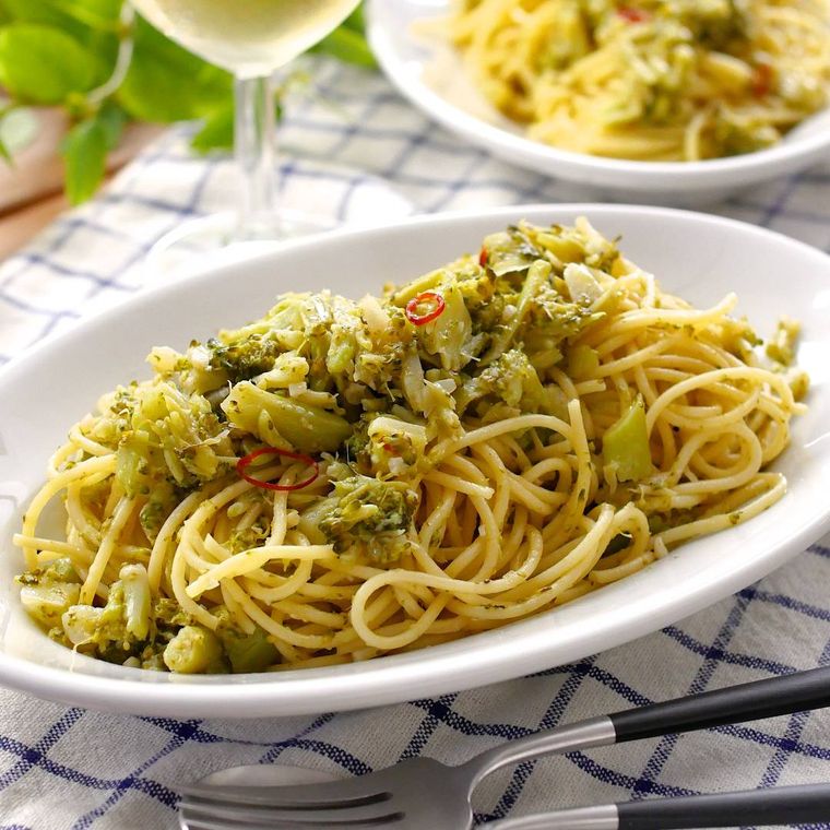 白い皿に盛り付けられたブロッコリーのペペロンパスタ