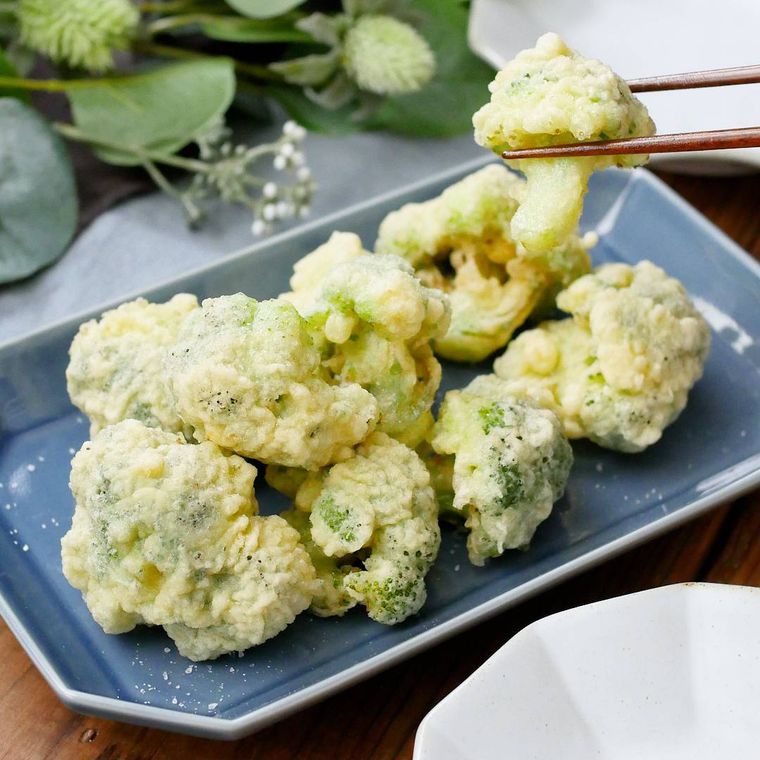 くすみブルーの長角皿に盛り付けられたブロッコリーの天ぷら