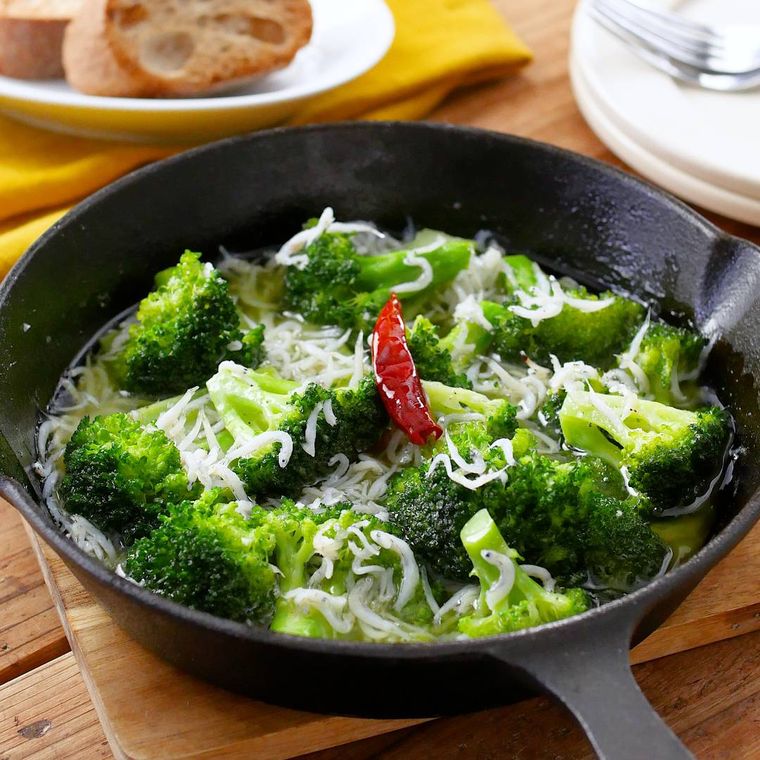 スキレットに入ったブロッコリーとしらすのアヒージョ