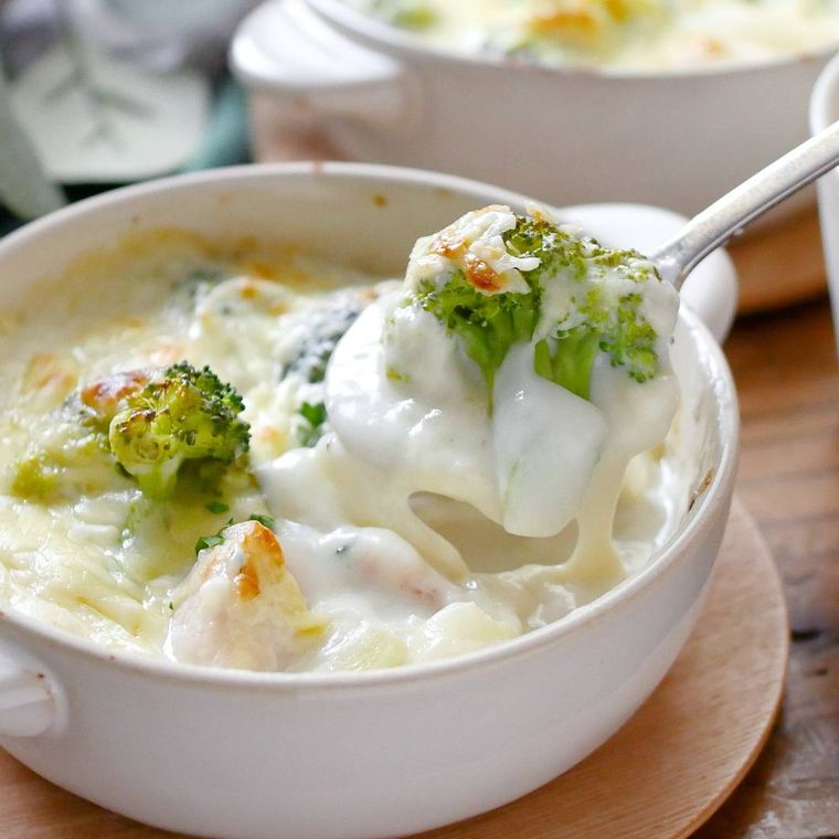 白い耐熱容器に入った鶏むね肉とブロッコリーのグラタン