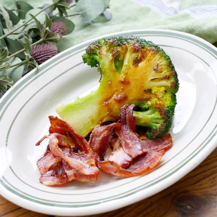 白地に緑のふちの丸皿に盛り付けられたブロッコリーステーキ