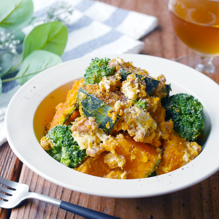 白い丸皿に盛り付けられたかぼちゃとブロッコリーのサラダ