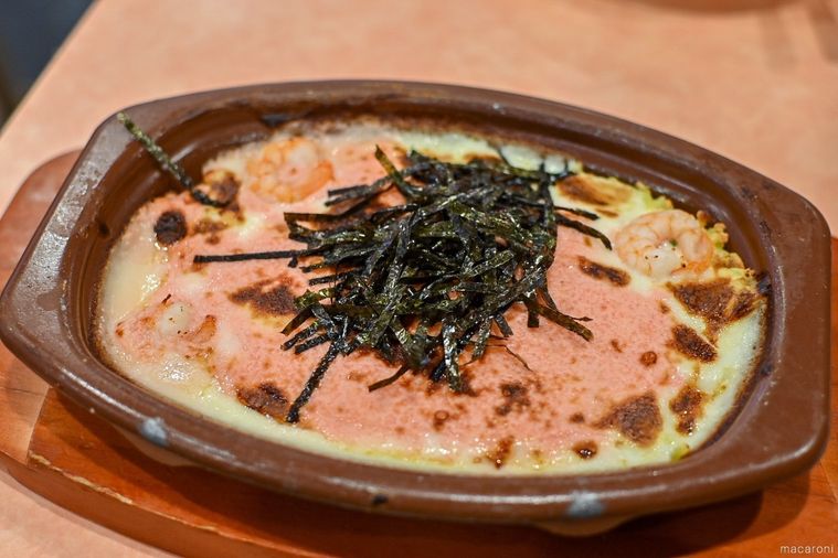 テーブルに並ぶサイゼリヤのタラコとエビのドリア