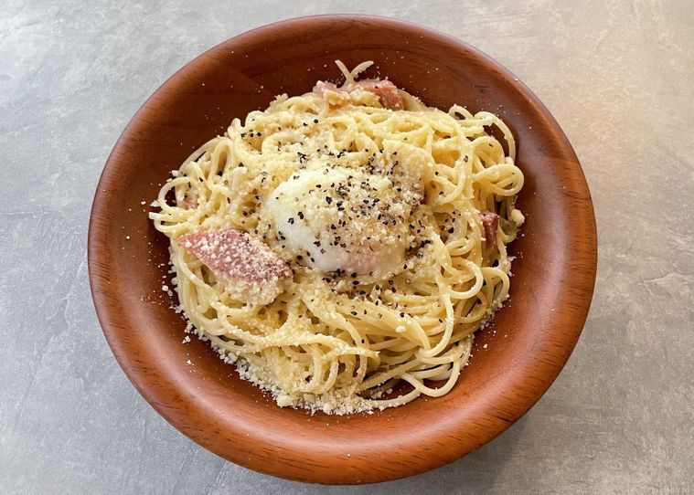 テーブルに並ぶサイゼリヤのカルボナーラ