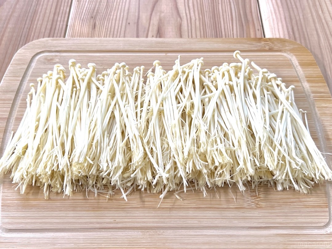 手で割くより断然速い！えのきの簡単なほぐし方に「あっという間