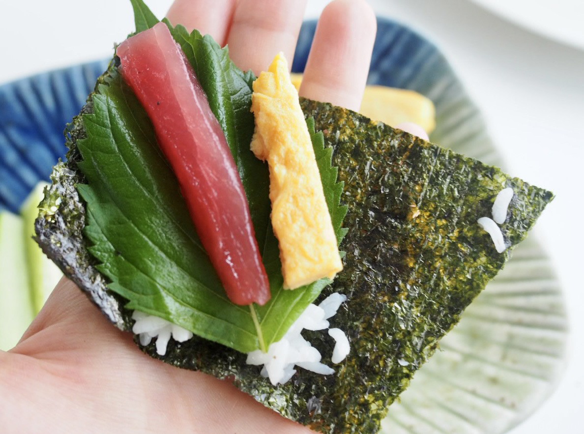くずれにくい手巻寿司の巻き方に「明らかに食べやすい」。海苔の切り方にひと工夫！ - macaroni