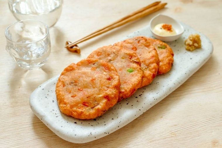 マヨネーズとしょうが、さつま揚げを4つ盛り付けた長皿