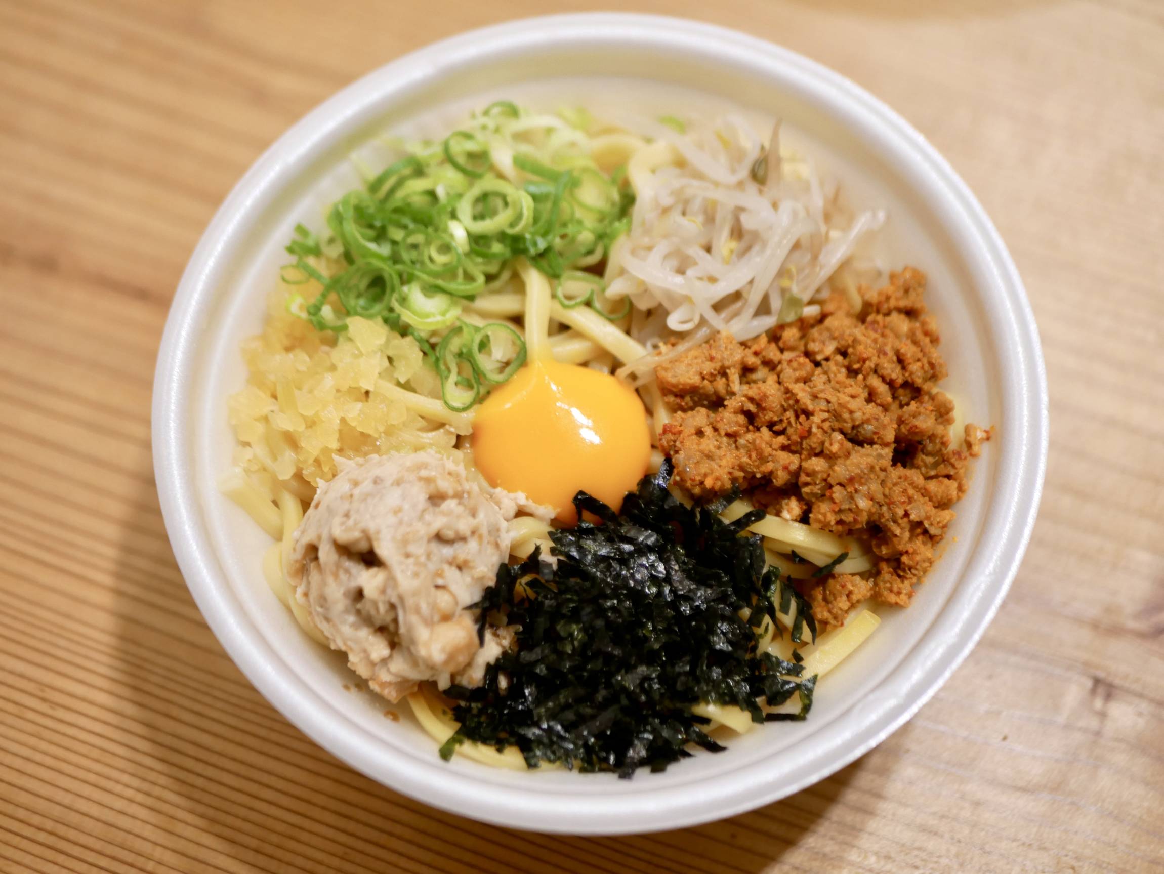 ファミマの人気商品を背徳アレンジ！麺屋こころ監修の台湾風まぜそばに