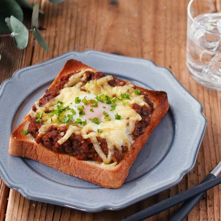 ブルーの皿にのったキーマカレートースト