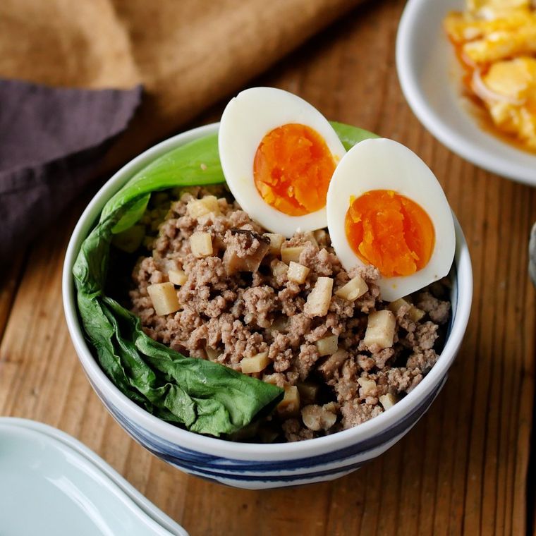 ゆで卵とチンゲン菜とともに丼ぶりに盛られたルーローハン