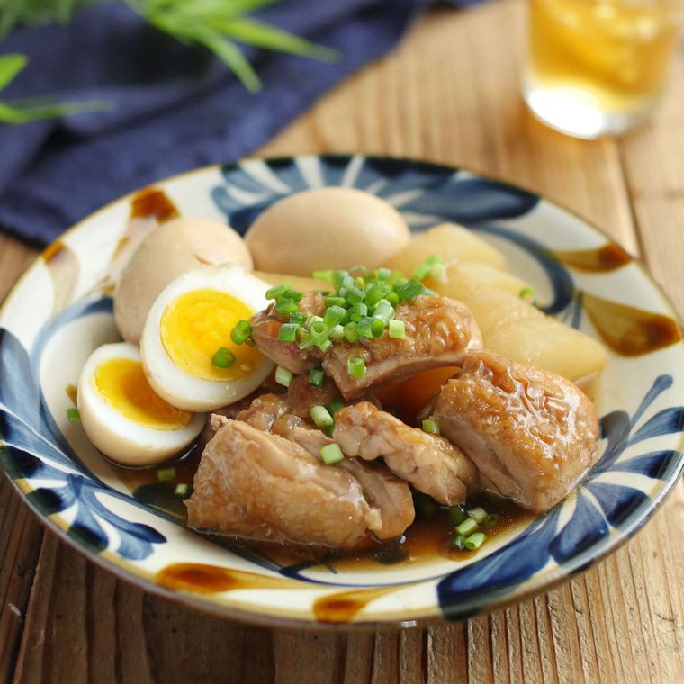 煮卵とともに丸皿に盛り付けられた中華角煮