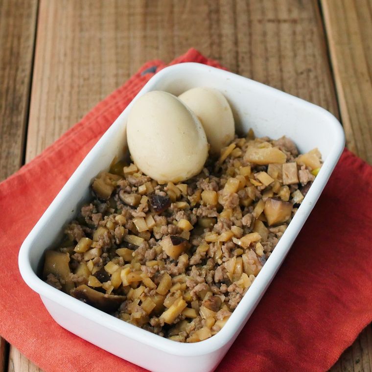 白い四角いホーロー容器に入った甘辛そぼろ