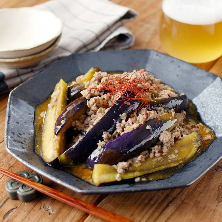 八角形の青い皿に盛りつけられた麻婆茄子