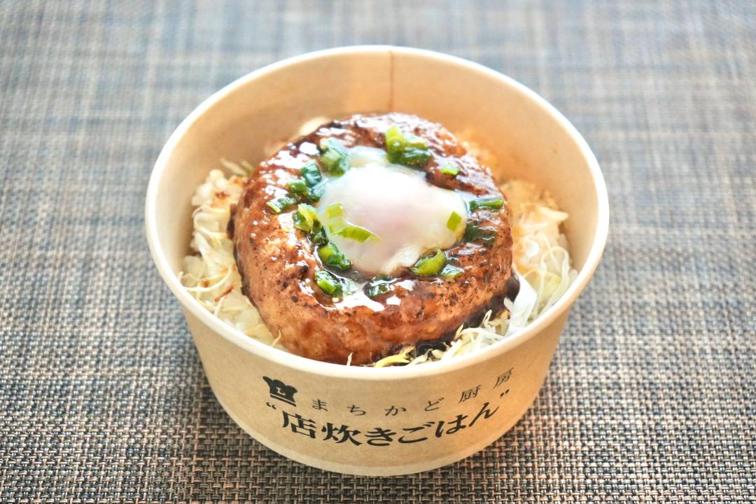 ローソン新作「とろ〜り月見鶏つくね丼」の味が黄金バランス。炊き立て