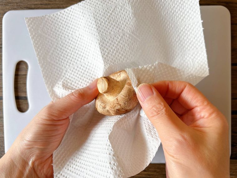 しいたけをキッチンペーパーで拭いている様子