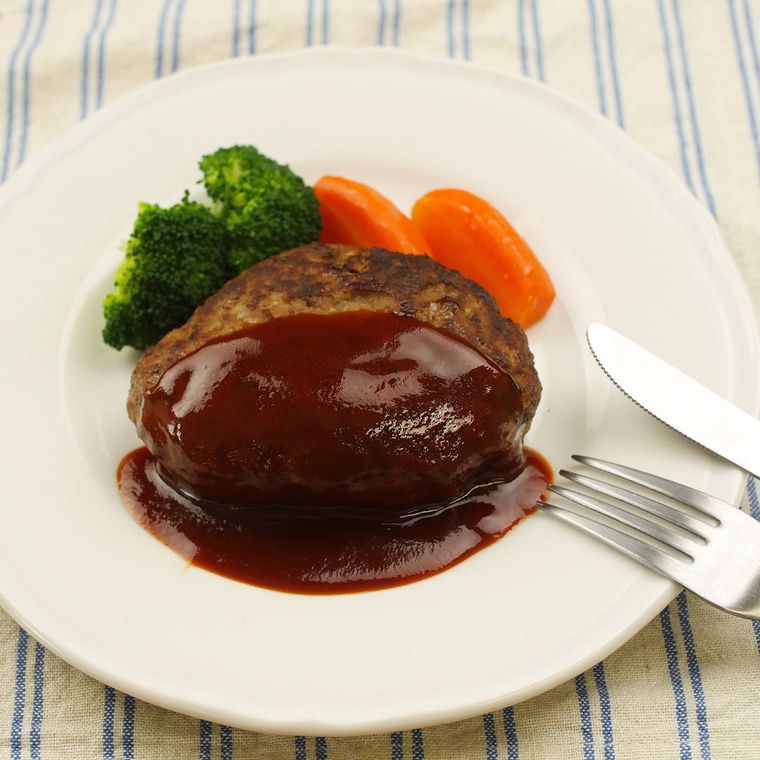 皿に盛られたハンバーグと付け合わせ