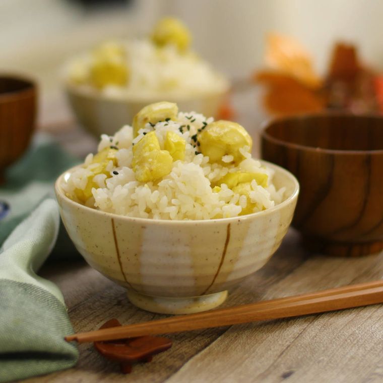 茶碗に盛られた栗ご飯