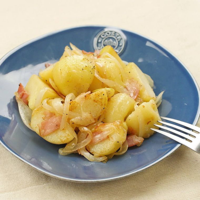 皿に盛られたジャーマンポテト