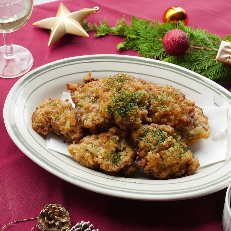 白と緑の皿にフライドチキンが盛られている様子