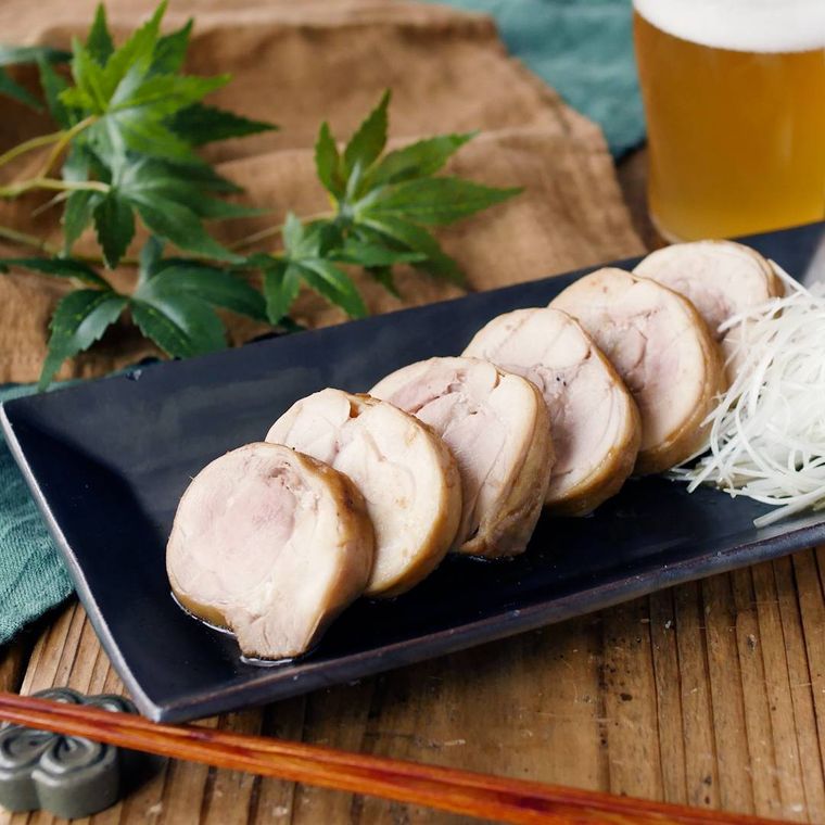 黒の皿に鶏チャーシューがのっている様子