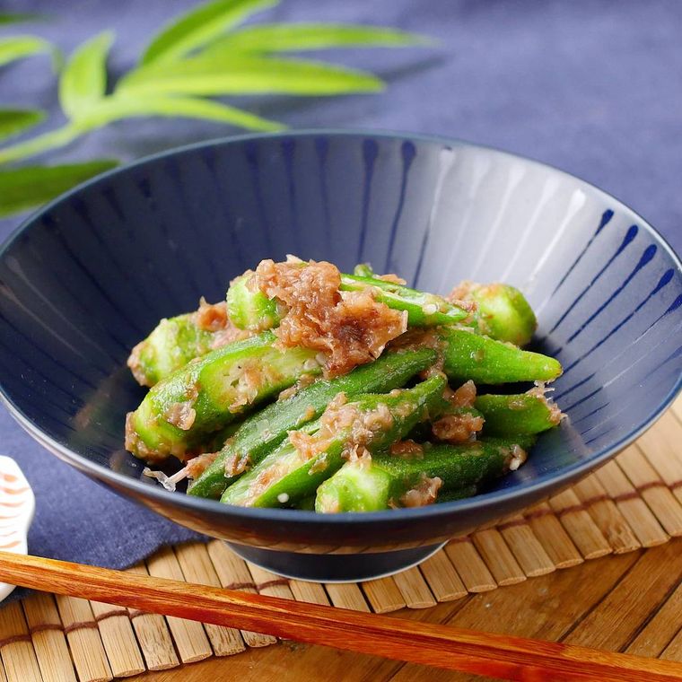 青の器にオクラの梅おかか和えがはいっている様子