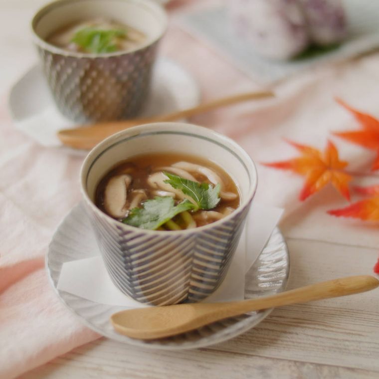 青と白の茶碗にたっぷりきのこのあんかけ茶碗蒸しが盛られている様子