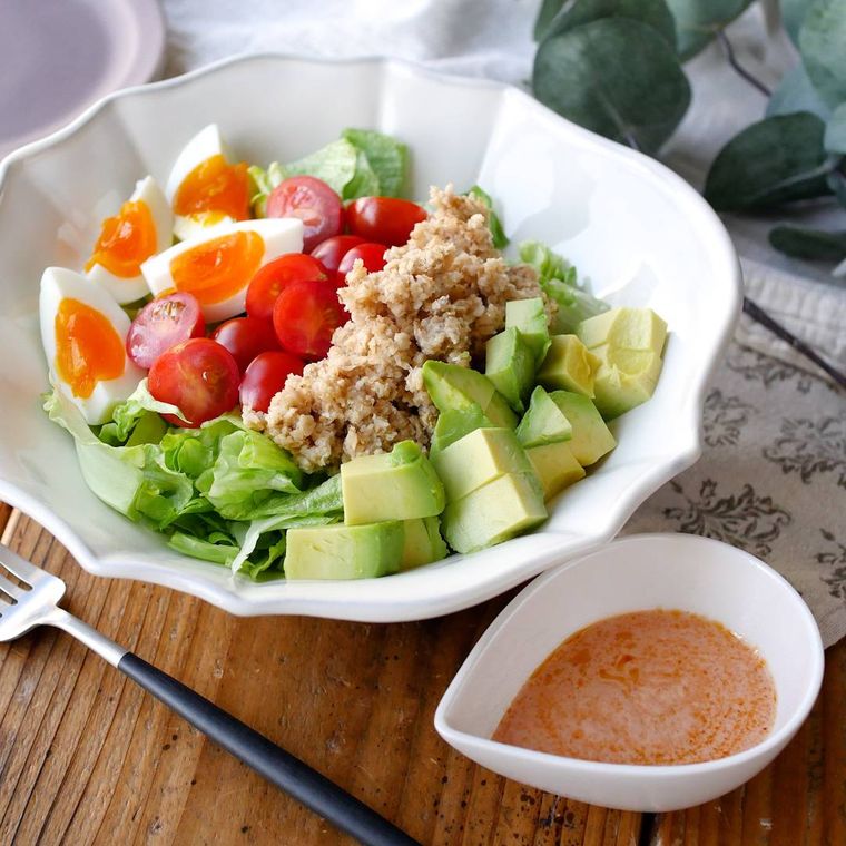 白の皿にはいったオートミールコブサラダ