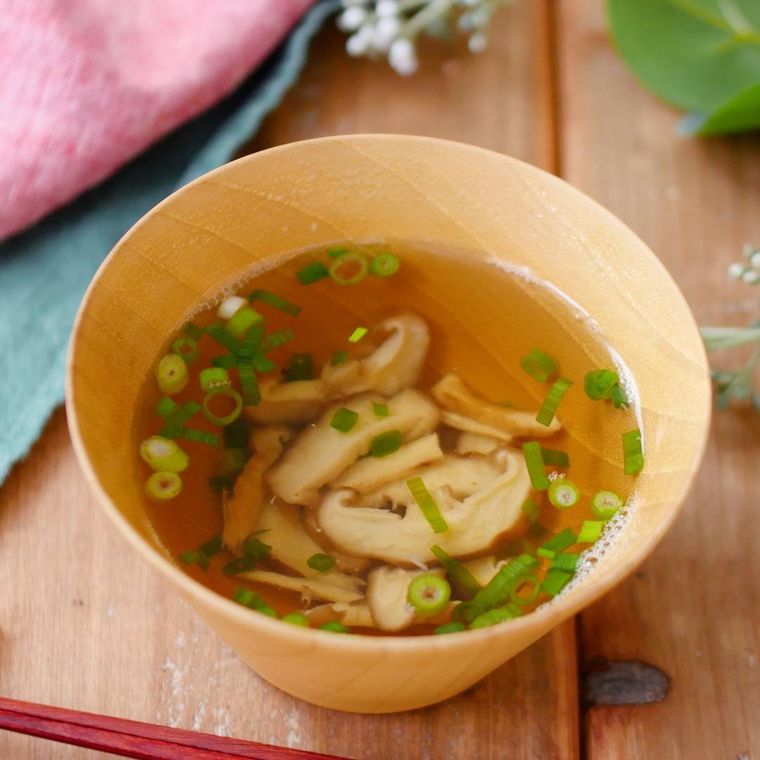 味噌汁茶碗にはいったしいたけのお吸い物