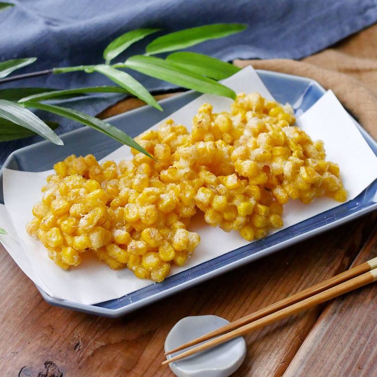 青の皿にコーンのさくさく揚げが盛られている様子