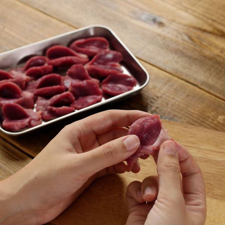 バットに並べらているすなぎもを手で取り出しているところ