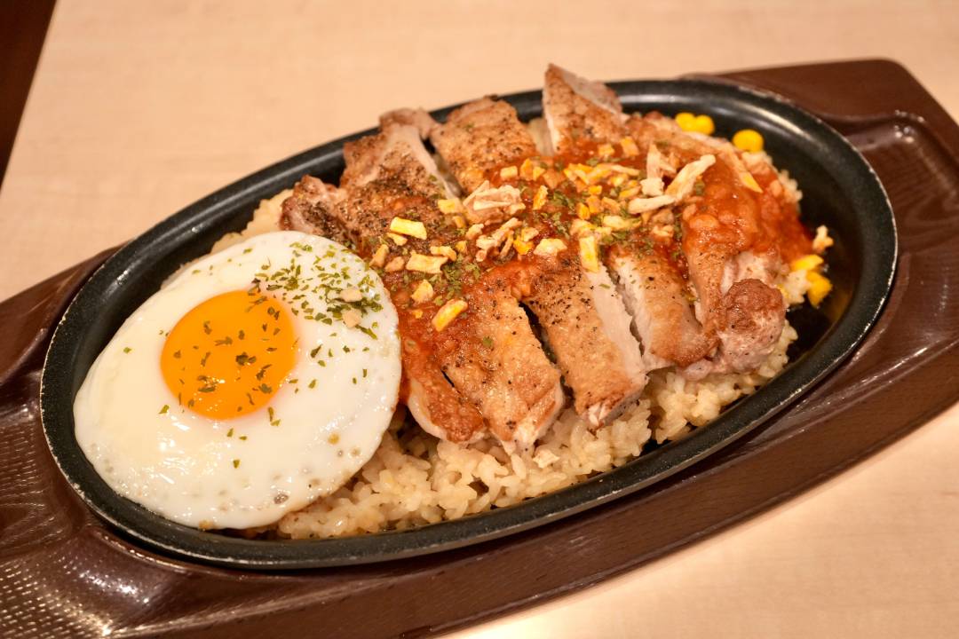 ガスト×ヒロミコラボ。「やんちゃガーリックチキン鉄板ピラフ」の満足