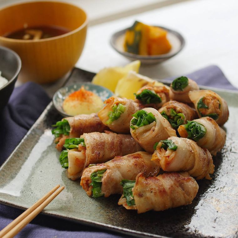 黒の皿の上にのった肉巻き