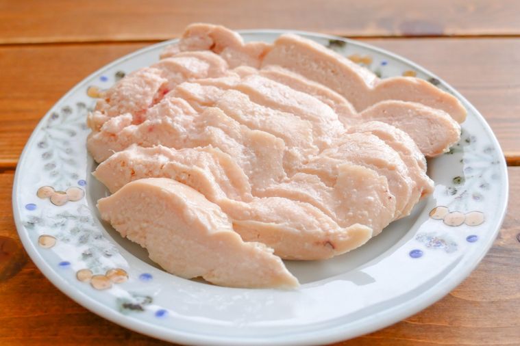 白い皿に盛られた鶏ハム