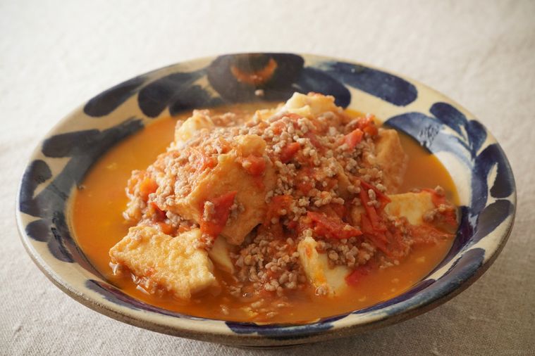 沖縄食器に盛り付けた厚揚げとひき肉のトマト煮