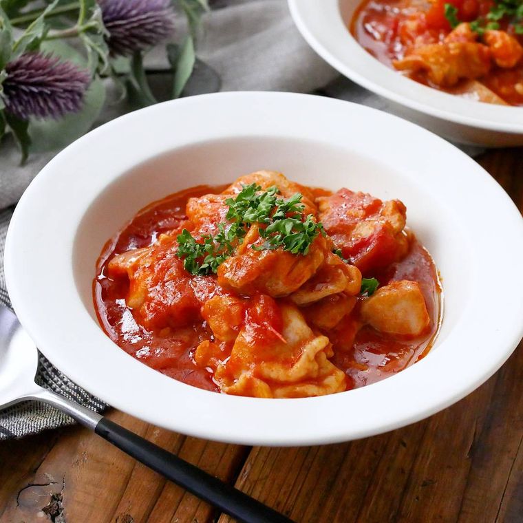白の皿にはいったトマト煮