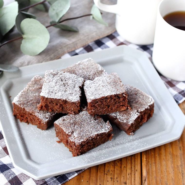 ウエハースで作ったブラウニーをお皿に盛り付けた様子