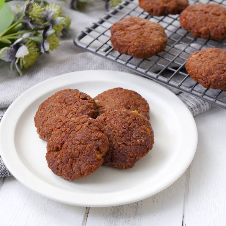 白い皿に盛り付けたソフトバナナクッキー