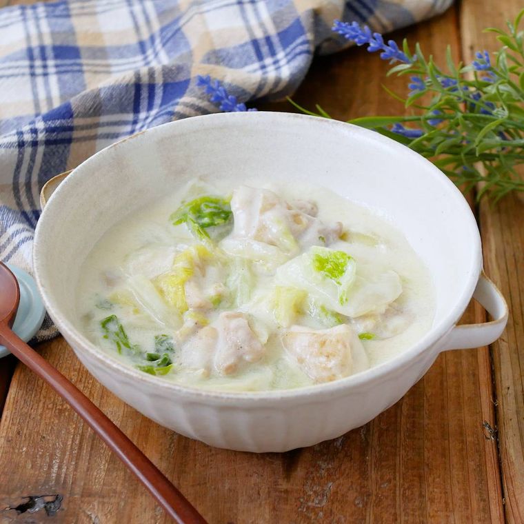 白いスープカップに入ったクリーム煮