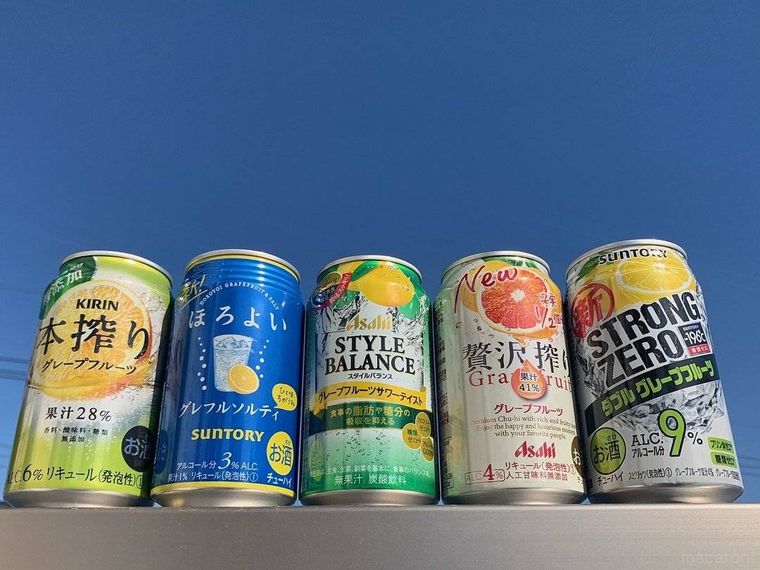 屋外で5本の缶チューハイが並んでいる様子