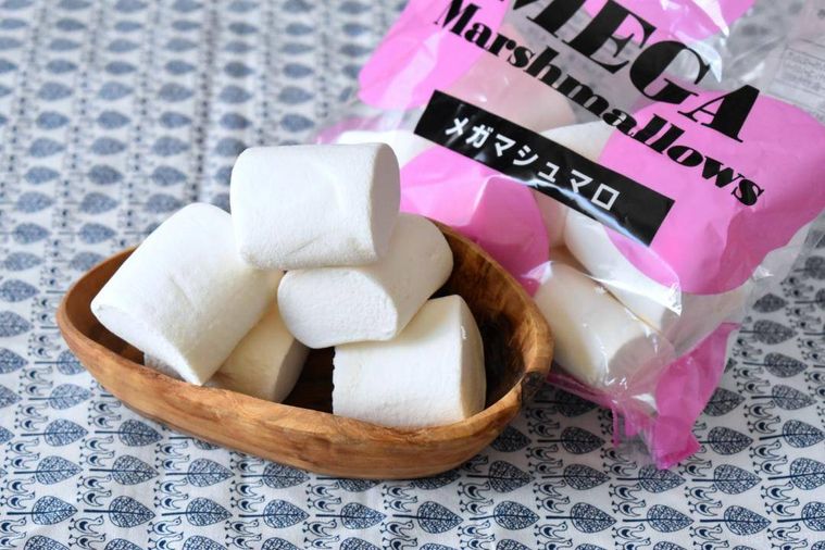 器に盛ったメガマシュマロとパッケージ
