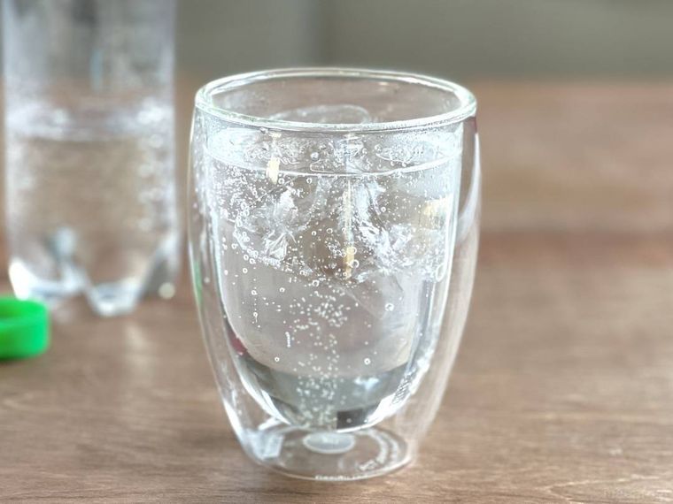 炭酸飲料が入ったグラスが置かれている