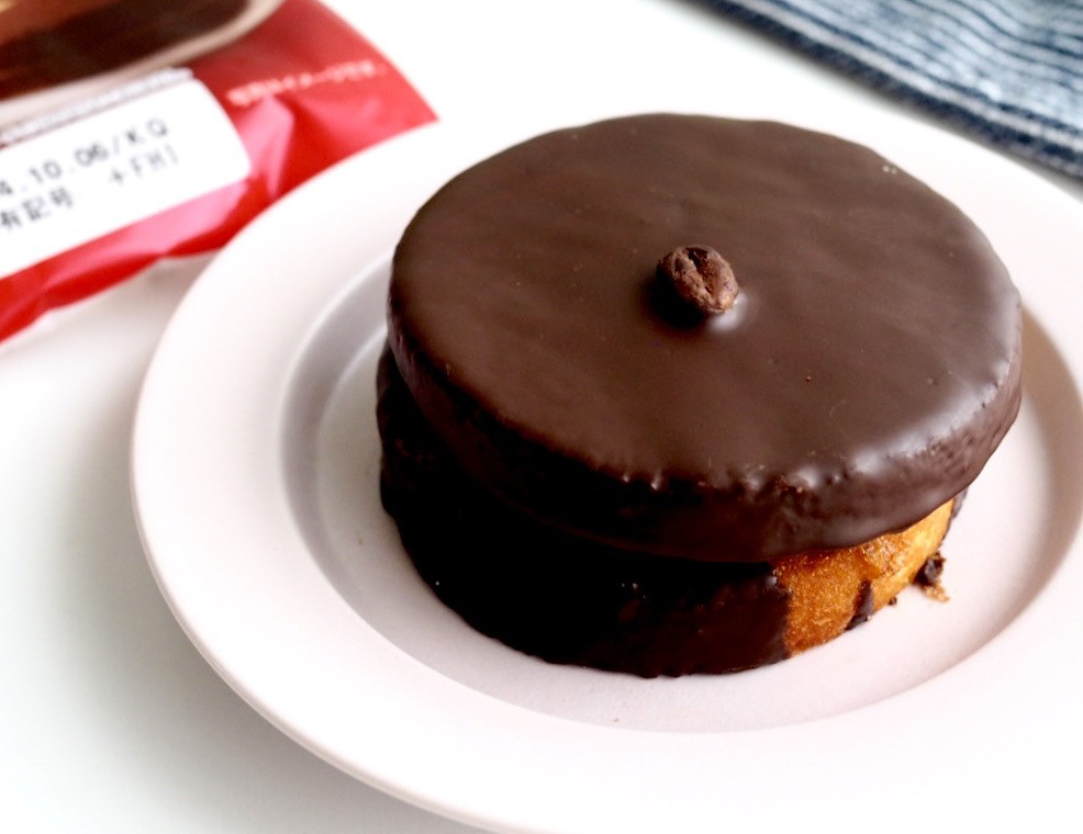 ブルボン、三角形のチョコレートケーキ「シルベーヌ」を 40周年