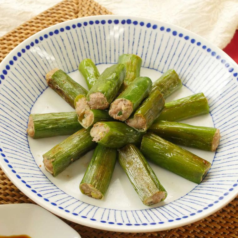 青色の模様が入った白色の皿に盛られた焼きねぎ餃子