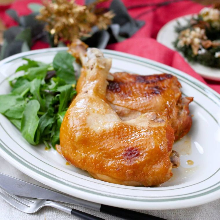 灰色の模様が入った白色の楕円の皿に盛られた炊飯器ローストチキン風