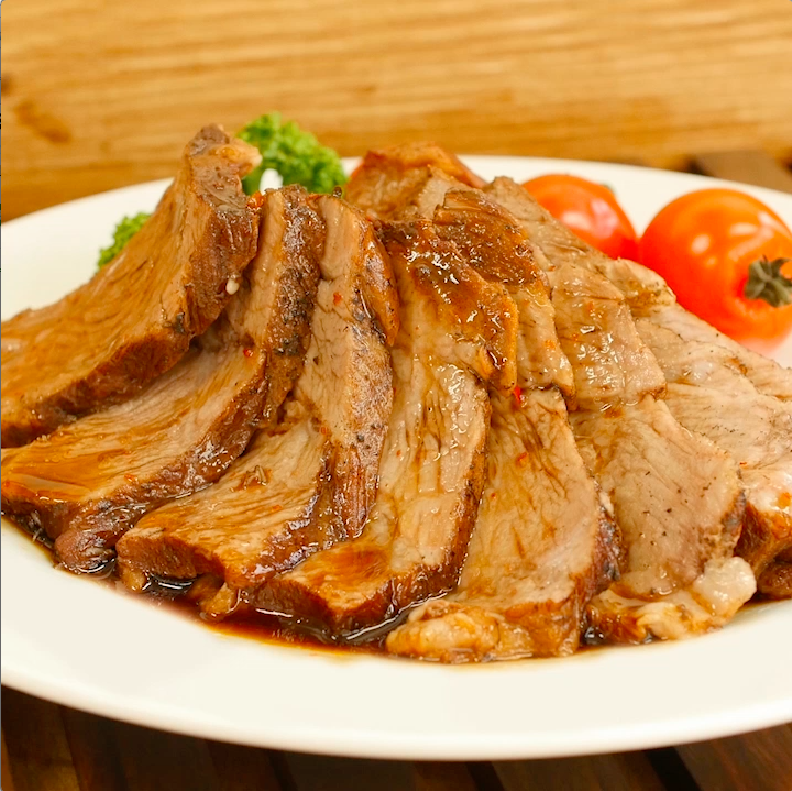 白色の楕円の皿に盛られた炊飯器で作る紅茶豚