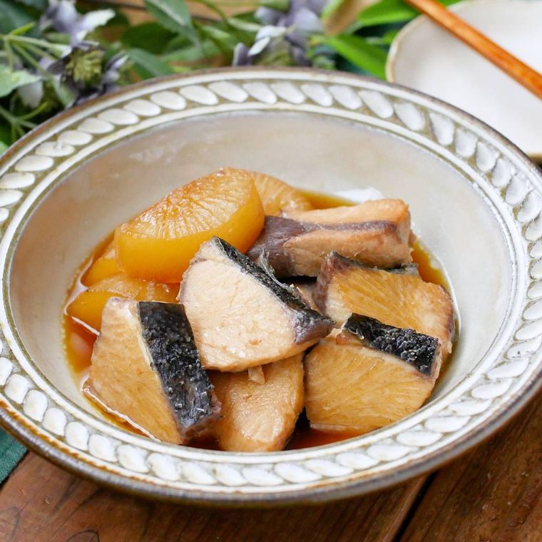 白色の深皿に盛られたぶり大根