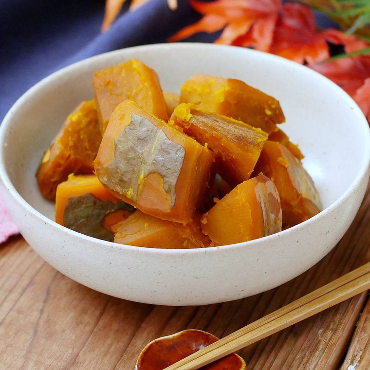 白色の器に盛られた炊飯器でかぼちゃの煮物